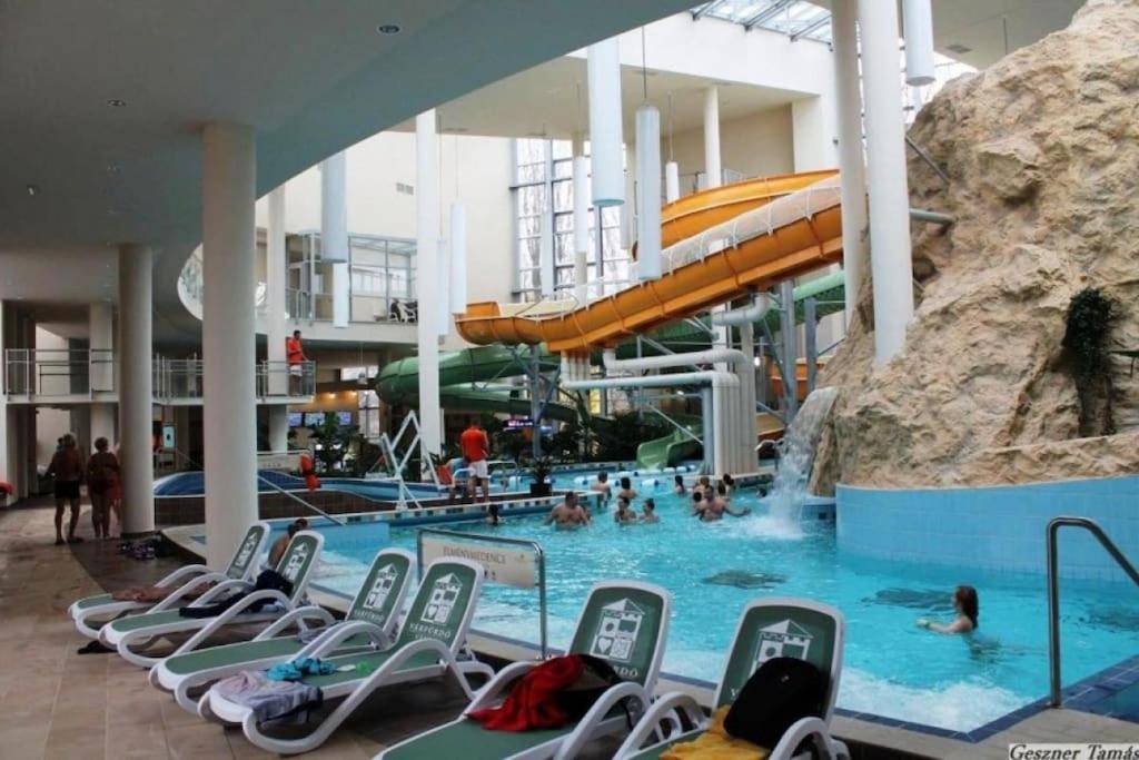Corvin Apartman Gyula Bagian luar foto