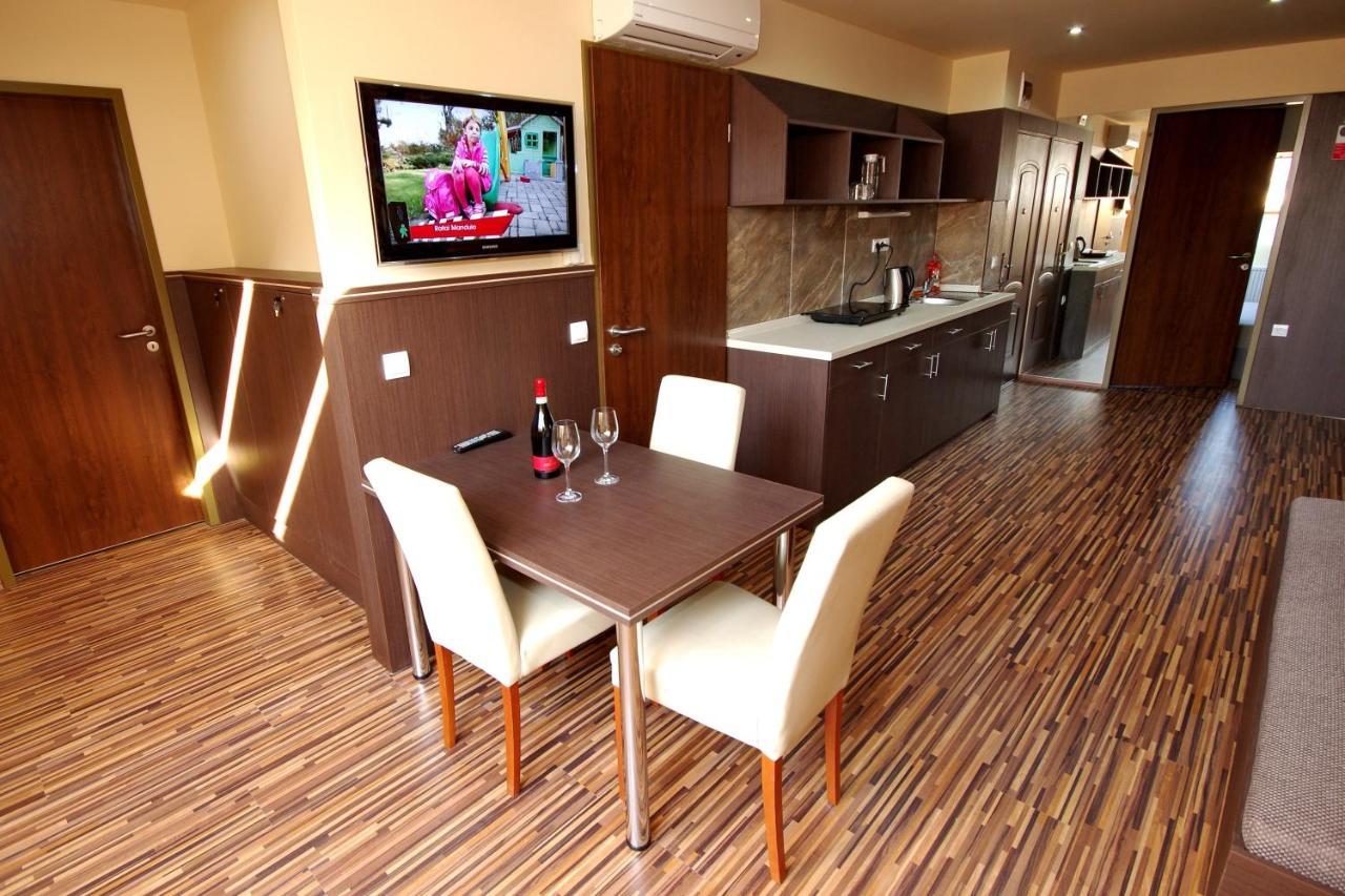 Corvin Apartman Gyula Bagian luar foto
