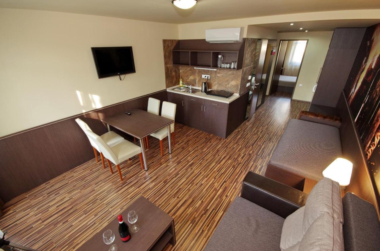 Corvin Apartman Gyula Bagian luar foto