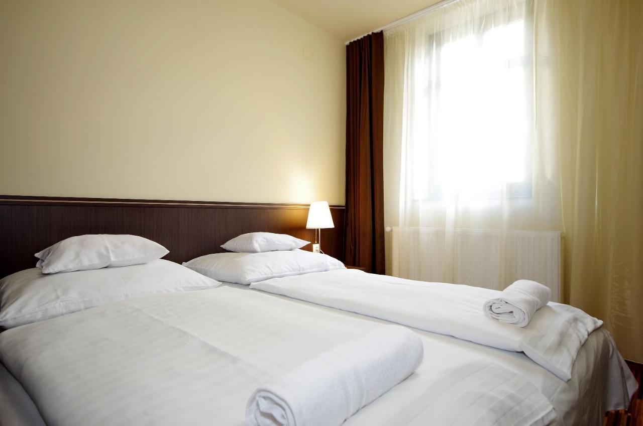Corvin Apartman Gyula Bagian luar foto