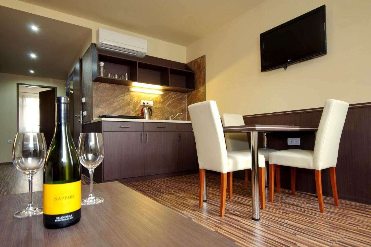Corvin Apartman Gyula Bagian luar foto